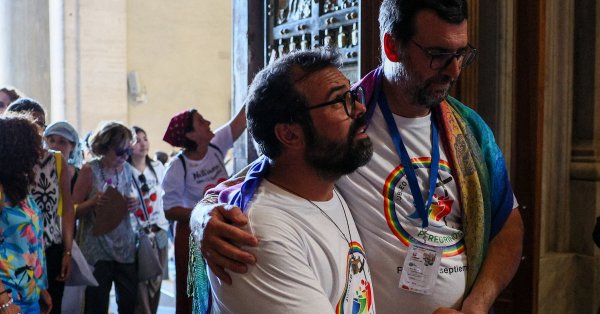 Напряжение в Риме после того, как 1000 ЛГБТ -католики прошли через святую дверь Святого Петра