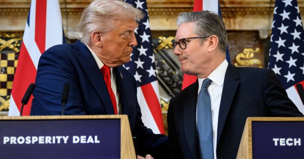 Дональд Трамп показывает Старрмера, который является боссом