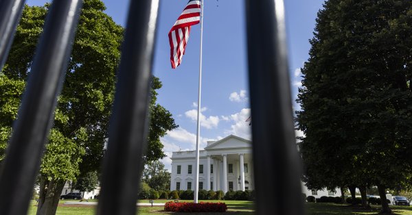 Что происходит? Сотрудники бросают предметы из окон видео Белого дома