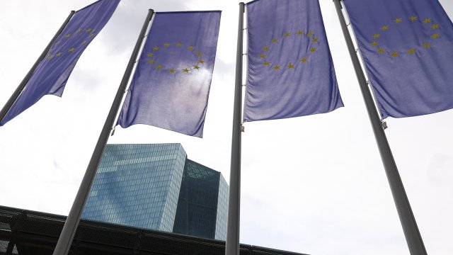 Экономисты ожидают, что процентные ставки ECB, инфляция останется на уровне 2%