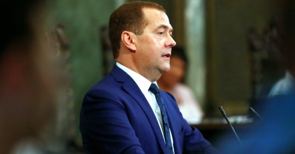 Медведев: Россия вернет свои замороженные активы, предоставленные Украине через землю