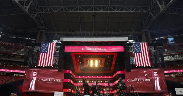 В атмосфере вдали от похорон: Соединенные Штаты прощаются с Чарли Кирком Live