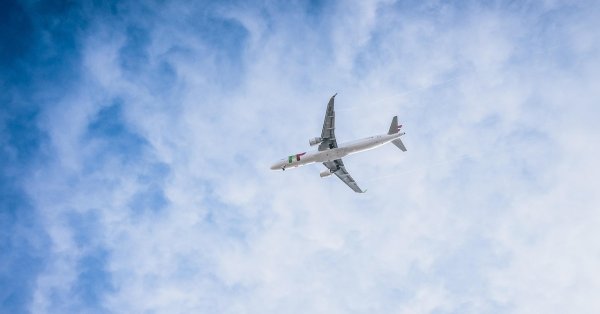 Еще один военно-воздушные силы, сон, сон на смене, кружок самолета над аэропортом Клудж-Напока