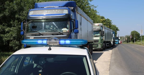 Запрет на тяжелые грузовики более 12 тонн на шоссе после 14:00 в направлении Софии