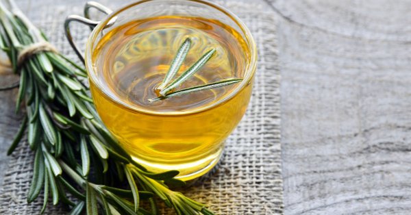 Уменьшить выпадение волос с помощью отварного розмарина