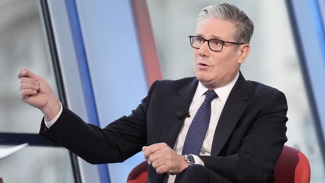 Старрмер призвал лейбористскую партию объединиться, чтобы сражаться против Фараж