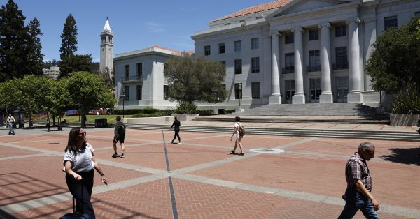 Федеральный судья: Трамп незаконно остановил гранты Гарварда