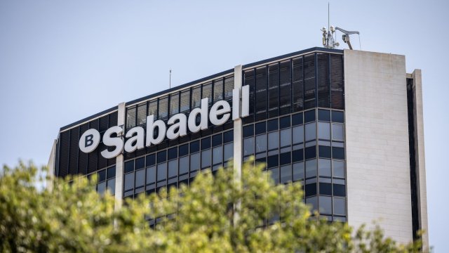 Испанский банк Сабаделл продолжает сопротивляться поглощению BBVA