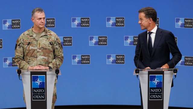 НАТО примет дополнительные меры для защиты восточного фланг