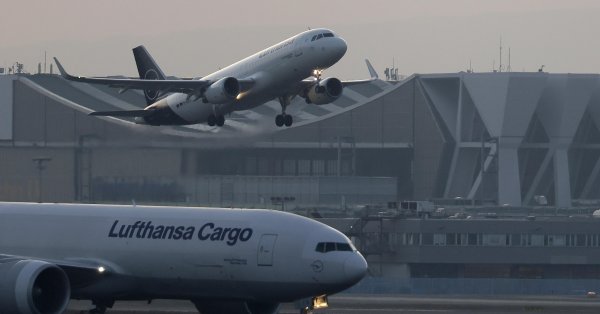 Экипаж самолета, насильственно приземленной в Белграде, сообщил о дыме в салоне