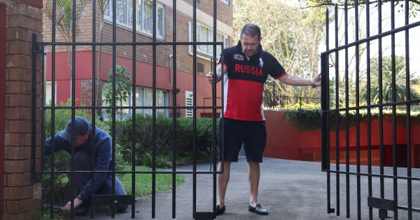 Человек вторгся в свою машину в русское посольство в Сиднее фото