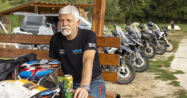 Человек из народа: с рюкзаком на плече, президент Чехия путешествует по мотору в Румынию