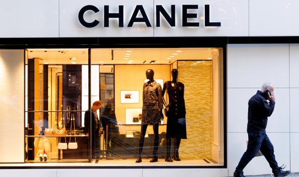 В месяце моды Гуччи и Шанель зависит от роскоши, чтобы снова стать значительной