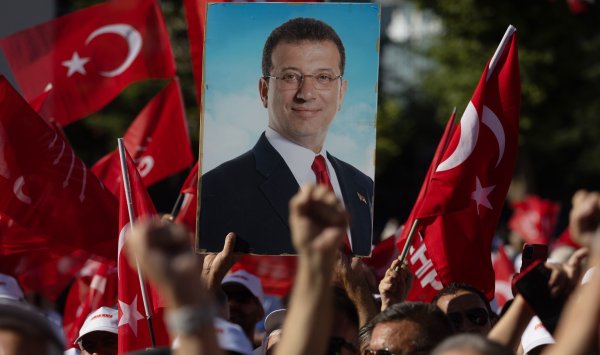 Турецкие активы растут после того, как суд отложил ключевое дело против оппозиции