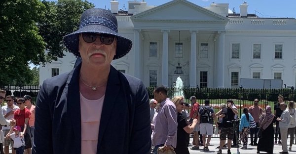 Neo -Nacer Libych, который заменил свой пол, чтобы пойти в женскую тюрьму, сбежав в Россию