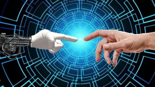 C. Алексив: Через год после того, как отчет Drah EU продолжает отставать в ИТ -бизнесе