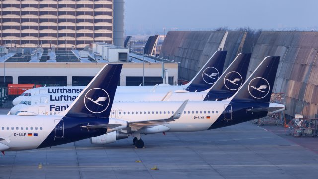 Lufthansa планирует сократить тысячи сотрудников в своей администрации
