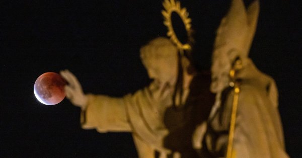 В кадре: «Кровавая луна» во время полного лунного затмения