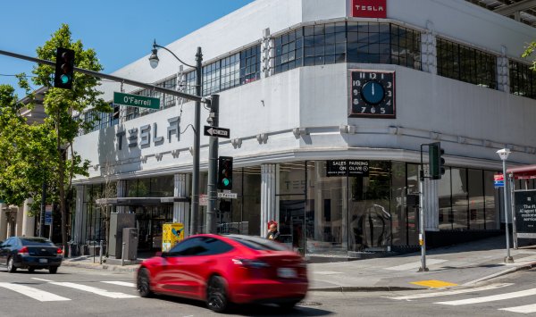 Маск купил акции Tesla за 1 миллиард долларов, но это не доказывает, что он вернулся