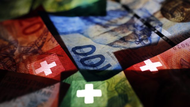 Швейцарский центральный банк учится жить с сильным франком.