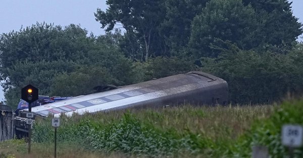 Два поезда сошли с ума в России