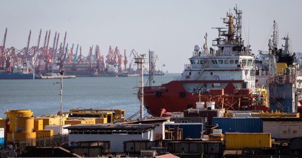 Почему Китай хранит столько нефти?