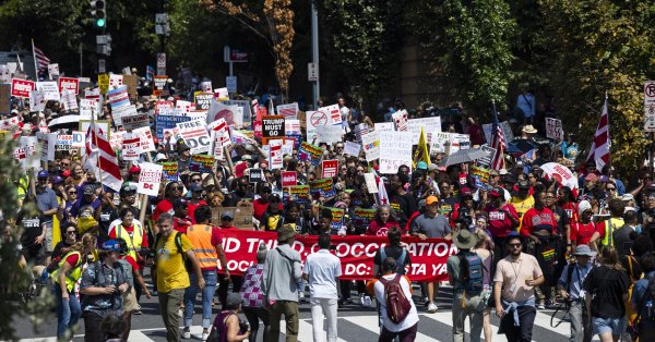 Жители протеста в Вашингтоне против Национальной гвардии в городе