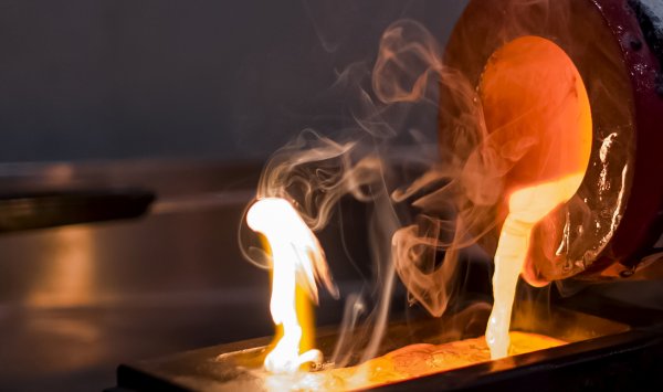 Золото выбран более 3500 долл. США, достигнув рекордного высокого уровня из -за процентных ставок