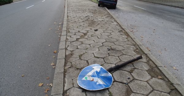 Кузнец инцидент: автобус ударил по дорожном знаке, он упал на детскую коляску