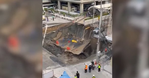 Огромная зияющая дыра на оживленной улице в Бангкоке в утреннем пиковом видео видео