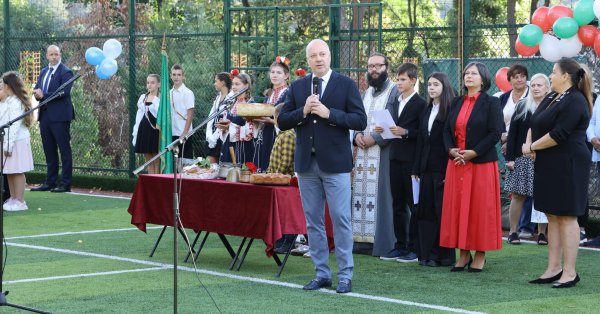 Премьер -министр Желиазков: Более 20% учителей составляют меньше 35 лет.