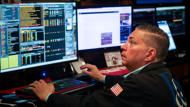 Более слабый отчет о работе не смог сломать оптимизм Уолл -стрит