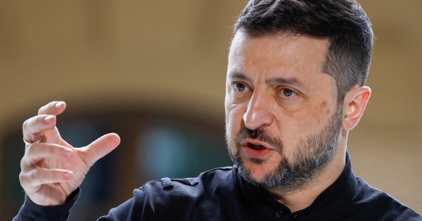 Зеленски поднял зарплату учителей и стипендий студентов