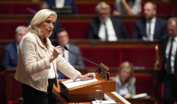 Le Pen укрепляет Macron с надеждой на ранние выборы