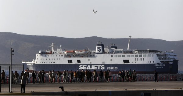Греческие острова в трудном положении между туризмом и беженцами