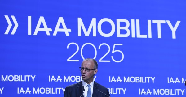 Шаг назад: Мерз призвал не спешить с отказом от льда