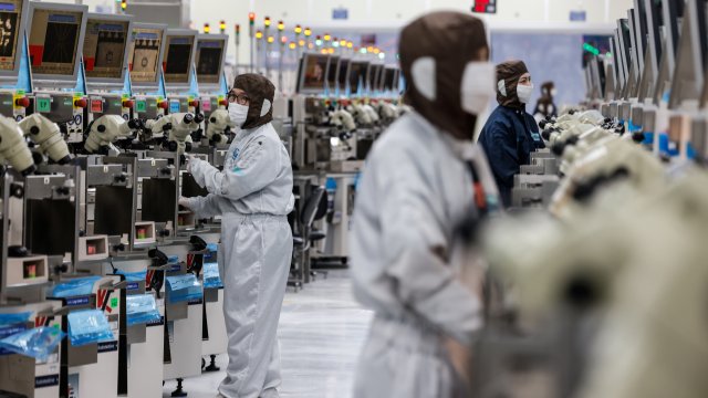 Производство в Китае неожиданно растет в августе, а в других местах в Азии сокращается