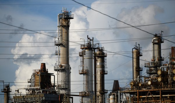 Нефть продолжала падать после ежемесячного спада