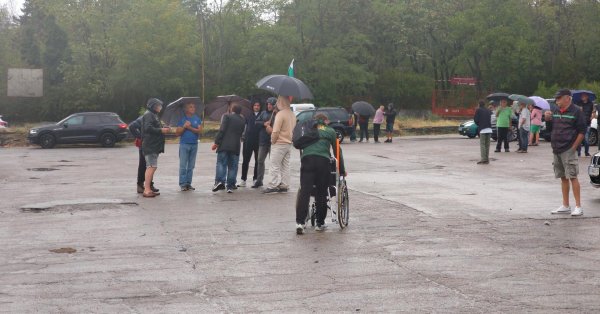Дюжина сторонников Ренессанса, собравшихся в знак протеста перед военно-морским флотом