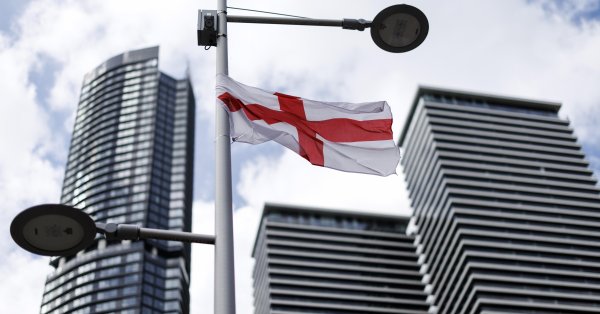 Британия начинает депортация мигрантов с рейсов во Францию