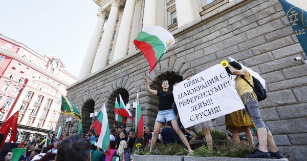 В кадре: протест перед Национальным собранием, они хотят с Россией, «со львом» и отставки кабинета