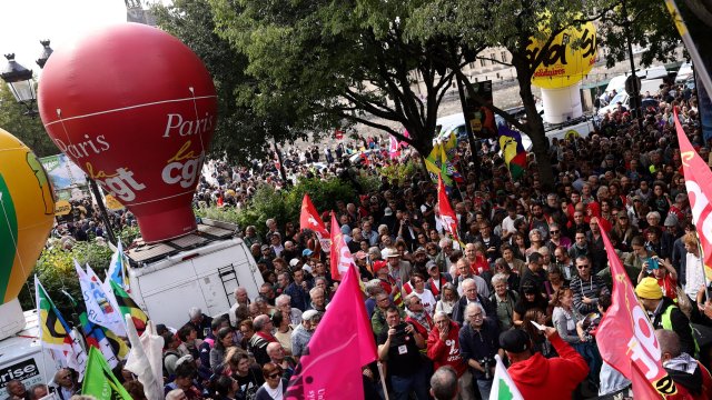 Франция борется с сопротивлением общественности к реформам социальной выгоды