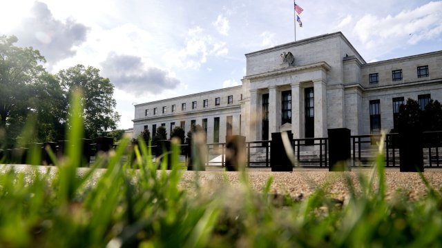 Уолл -стрит ожидает большего падения процентных ставок, чем ФРС