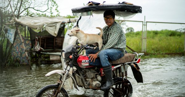 Supertaifun ударил на Филиппинах, вызвал снимки эвакуации и закрытые аэропорты