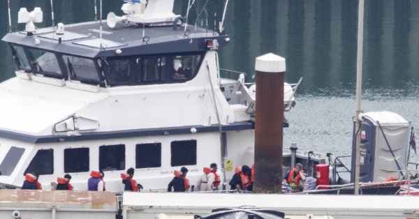 Турция захватила более 100 мигрантов в водах возле Измира