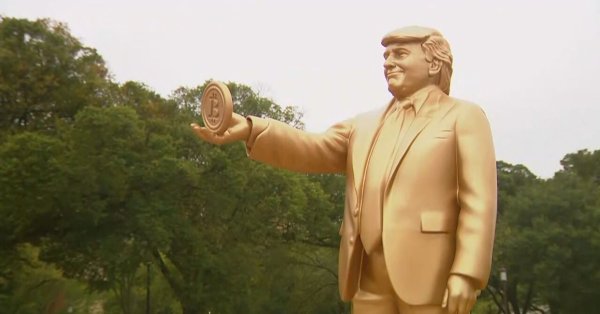 Огромная золотая статуя Трампа, держащая биткойн, появилась перед видео Капитолия