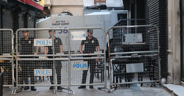 19-летний прокурор перерезал горло прокурору в ресторане в Стамбуле