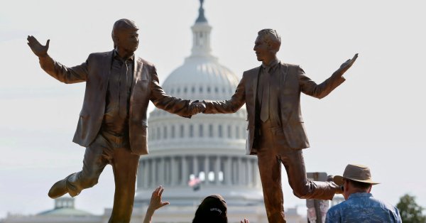 Статуя Трампа и Эпштейна, державшего руки, появилась в Вашингтоне