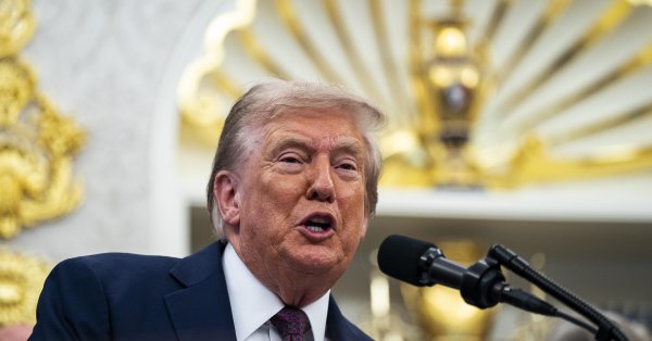 «Золотой» овальный шкаф Трампа оснащен безделушками за 58 долларов?