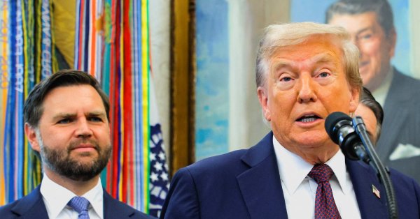 Движение Трампа, Вэнса и Мага почитает Чарли Кирка в Мемориале Аризоны